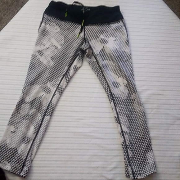 NIKE DRI-FIT NIKE RUNNING WOMENS ATHLETIC CAPRI LEGGINGS - Picture 4 of 17